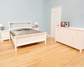 Juego de dormitorio para casa de muñecas a escala 1:24, muebles modernos en miniatura (cama con ropa de cama, tocador y mesitas de noche)