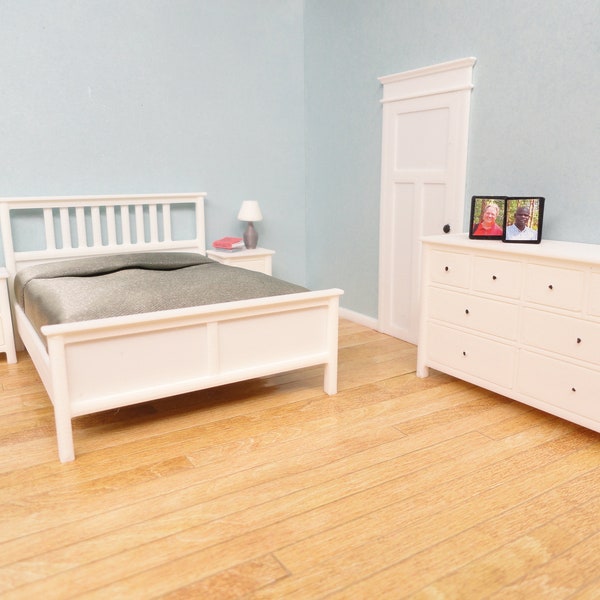 Ensemble de chambre à coucher maison de poupée à l'échelle 1:24, meubles miniatures modernes (lit avec literie, commode et tables de chevet)