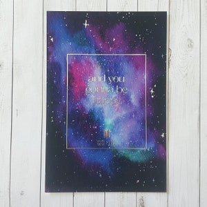 Puede incluir: Una pintura de acuarela de una galaxia con un rectángulo dorado superpuesto. El rectángulo contiene el texto "and you gonna be happy".