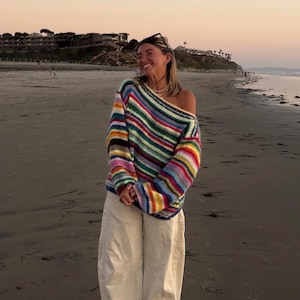 Suéter listrado colorido tricotado à mão: Suéter oversized em mistura de algodão e mohair, modelo Moonlight.