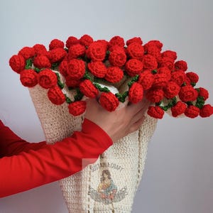 Gehäkelte Rosenstrauß Decke, Rote Rose Häkeldecke - Runder Blumenüberwurf - Romantisches Wohndekor - Gehäkelte Blumenstrauß-Decke