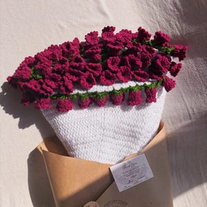 かぎ針編みのチューリップブーケブランケット、紫の花のかぎ針編みブランケット - 丸い花柄スロー - ロマンチックな室内装飾 - かぎ針編みの花束ブランケット