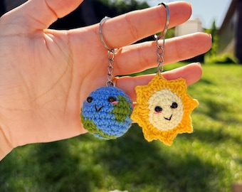 Sonne & Erde Schlüsselanhänger Set: Handgemachte Amigurumi Schlüsselanhänger