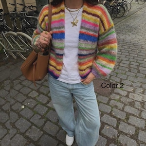 手編みのカラフルなストライプカーディガン：コットンモヘア混紡、オーバーサイズフィット 画像 13