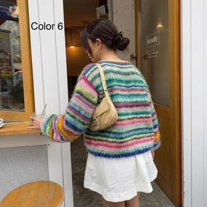 手編みのカラフルなストライプカーディガン：コットンモヘア混紡、オーバーサイズフィット 画像 16
