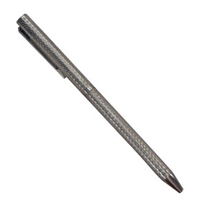 Puede incluir: Un bol&iacute;grafo de tono plateado con un patr&oacute;n de diamantes texturizado y entrecruzado en el cuerpo y la tapa. El bol&iacute;grafo incluye un clip plateado liso y pulido unido a la tapa y una punta c&oacute;nica y afilada en el extremo de escritura.