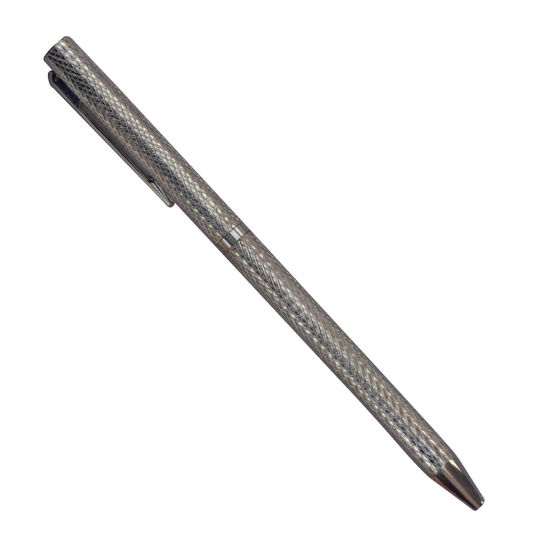Puede incluir: Un bol&iacute;grafo de tono plateado con un patr&oacute;n de diamantes texturizado y entrecruzado en el cuerpo y la tapa. El bol&iacute;grafo incluye un clip plateado liso y pulido unido a la tapa y una punta c&oacute;nica y afilada en el extremo de escritura.