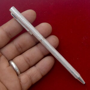 Bolígrafo de lujo hecho a mano en plata fina 999 con sello BIS. Escriba con elegancia utilizando este bolígrafo artesanal de plata fina 999. imagen 15