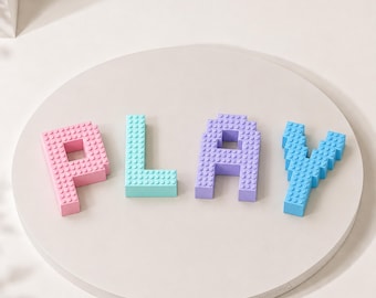 Letras personalizadas Brick Series® – Placa de identificación compatible con LEGO / Letrero para habitación infantil / Fabricado en Australia · De origen vegetal