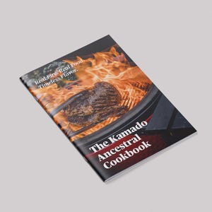 Pode incluir: Um livro de receitas intitulado "The Kamado Ancestral Cookbook" com uma cena de grelhados com chamas e um pedaço de carne. A capa inclui o texto "Real Fire. Real Food. Timeless Flavor."