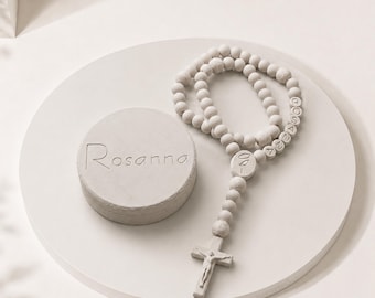 Faith Series® Monotone Rozenkrans – Gepersonaliseerde eenkleurige katholieke rozenkrans met aandenkendoos | Bevestiging · Communie | Australisch gemaakt