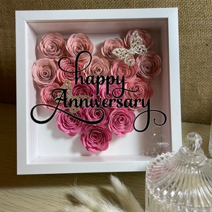 Regalo anniversario/ Scatola di fiori di carta arrotolata a mano / Fiore arrotolato / Personalizzato / Regali / Regali per lei / Regali per lui / Compleanno / Shadow Box
