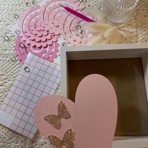 Gör-det-själv handrullade pappersblommor - Orullat set | Jubileumspresent | Anpassat | Gåvor | Presenter till henne | Presenter till honom | Födelsedag | Skugglåda