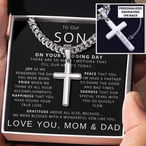 Para nuestro hijo en el día de su boda Cadena de eslabones cubanos, tarjeta con mensaje en forma de cruz con grabado personalizado, regalo de boda de madre a hijo, regalo para hijo en el día de su boda
