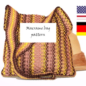 以下が含まれることがあります： 茶色、黄色、ピンクの糸で編まれたマクラメバッグ。長いストラップ付き。バッグはシンプルな結び目のパターンで作られています。バッグの前に白いラベルに「Macrame bag pattern」と書いてあります。