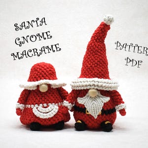 Könnte beinhalten: Zwei handgefertigte Santa-Wichtel-Makramee-Figuren in Rot und Weiß. Ein Wichtel hat eine hohe, spitze Mütze, der andere eine runde Mütze. Der Text "SANTA GNOME MACRAME" und "PATTERN PDF" sind sichtbar.
