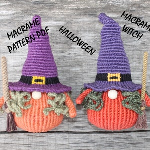 Puede incluir: Dos gnomos bruja de macramé de color morado y naranja con escobas. Los gnomos llevan sombreros morados con bandas negras y hebillas amarillas. El texto "MACRAME PATTERN PDF" está sobre el gnomo de la izquierda y "MACRAME WITCH" está sobre el gnomo de la derecha. El texto "HALLOWEEN" está escrito en diagonal entre los gnomos.