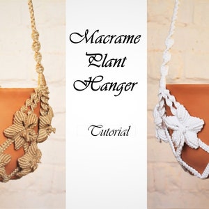 Puede incluir: Dos maceteros colgantes de macramé, uno en beige natural y otro en blanco, con una maceta de terracota colgando de cada uno. Los maceteros están hechos con una técnica de anudado y presentan un diseño floral. El texto "Macrame Plant Hanger Tutorial" se muestra en el centro de la imagen.