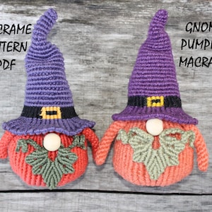 Puede incluir: Dos gnomos de calabaza de macramé hechos a mano con sombreros morados y hojas verdes. El gnomo de la izquierda tiene el texto "MACRAME PATTERN PDF" encima. El gnomo de la derecha tiene el texto "GNOME PUMPKIN MACRAME" encima.
