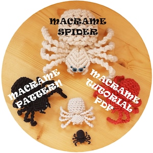 Puede incluir: Una araña de macramé blanca con ojos azules, una araña de macramé negra, una araña de macramé blanca y una araña de macramé roja. La imagen también incluye el texto "Macrame Spider", "Macrame Pattern", "Macrame Tutorial PDF".