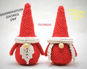 Puede incluir: Dos gnomos escandinavos rojos y blancos hechos a mano con sombreros largos y cónicos. Cada gnomo tiene una barba blanca y una nariz de cuentas de madera. La imagen incluye el texto "Scandinavian Gnomes PDF" y "Macrame Pattern PDF".