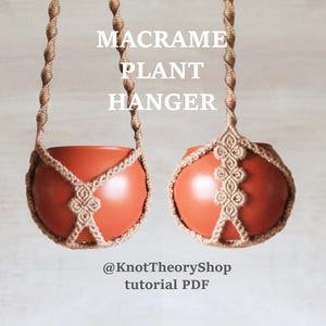 Puede incluir: Dos colgadores de macramé para plantas hechos de cuerda color canela, cada uno sosteniendo una maceta redonda y lisa de color terracota. Los colgadores presentan patrones de nudos complejos y cuerdas trenzadas. Texto: MACRAME PLANT HANGER y @KnotTheoryShop tutorial PDF.