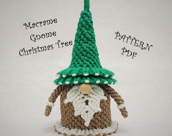 Puede incluir: Un gnomo navideño de macramé hecho a mano con un gorro puntiagudo verde y una barba blanca. El gnomo tiene brazos y cuerpo marrones, y una nariz de madera. El texto "Macrame Gnome Christmas Tree PATTERN PDF" es visible.