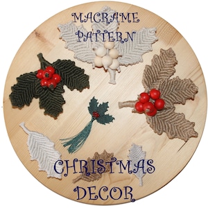 Peut inclure: Cinq décorations de Noël en macramé sur une surface en bois. Les décorations sont en forme de feuilles de houx avec des perles rouges pour les baies. Le texte "MACRAME PATTERN CHRISTMAS DECOR" est écrit en bleu sur la surface.