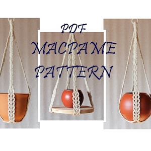 Puede incluir: Un patrón PDF para un macramé para colgar plantas. El patrón incluye instrucciones para hacer un macetero colgante con una maceta redonda y un macetero colgante con una maceta cuadrada.