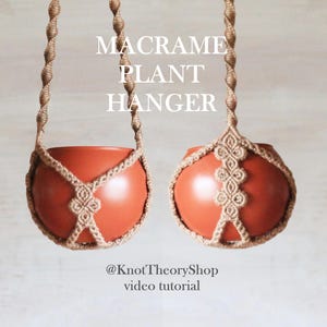 Puede incluir: Dos colgadores de plantas de macramé hechos de cuerda color canela, cada uno sosteniendo una maceta redonda y lisa de color terracota. Los colgadores presentan secciones de cuerda trenzada y nudos complejos. Texto: MACRAME PLANT HANGER, @KnotTheoryShop, video tutorial.