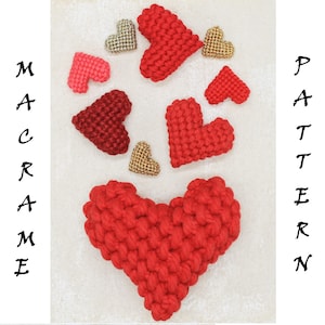 Peut inclure: Une collection d'ornements en macramé en forme de cœur rouge, rose et or. Les cœurs sont réalisés avec une technique de nouage et sont suspendus à un fond blanc. Le texte "MACRAME" et "PATTERN" est écrit verticalement sur les côtés gauche et droit de l'image.