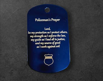 Könnte beinhalten: Ein blauer Metallschild mit einer goldenen Inschrift eines Polizeigebets. Das Schild zeigt ein goldenes Schildembelm.
