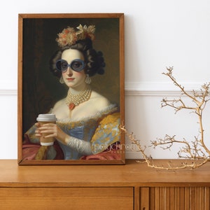 Op de afbeelding: Een schilderij van een vrouw in een blauwe en gouden jurk, die een bloemenkrans en een zonnebril draagt en een wegwerp koffiebeker vasthoudt.