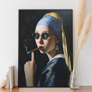 Pu&ograve; includere: Un dipinto di una donna con un foulard blu e occhiali da sole, che tiene un sigaro acceso nella mano destra. Indossa un abito blu e oro e un orecchino di perla. Lo sfondo &egrave; scuro e sfocato.