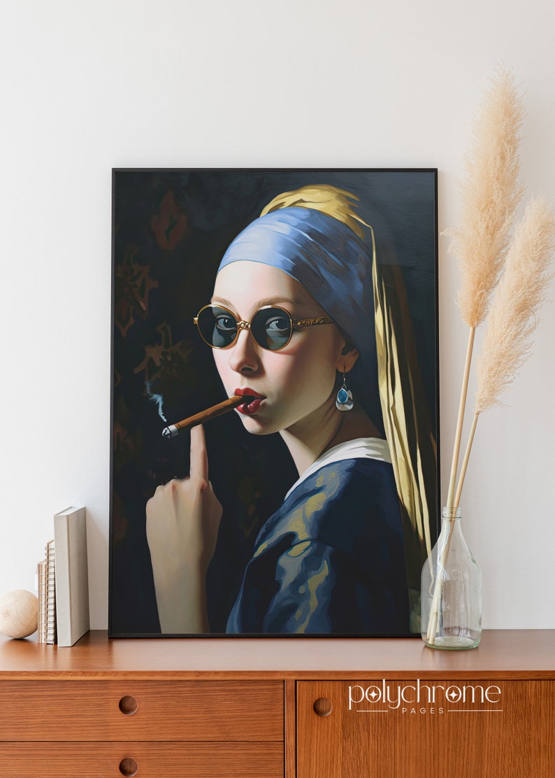 Pu&ograve; includere: Un dipinto di una donna con un foulard blu e occhiali da sole, che tiene un sigaro acceso nella mano destra. Indossa un abito blu e oro e un orecchino di perla. Lo sfondo &egrave; scuro e sfocato.