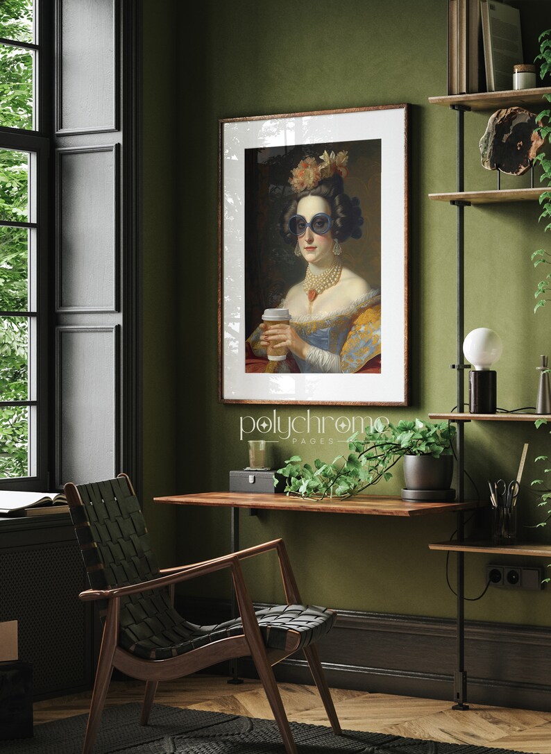 Op de afbeelding: Een ingelijste print van een vrouw met een zonnebril en een parelketting, die een kopje koffie vasthoudt. De vrouw draagt een blauwe en gele jurk met een bloemenhoed. De print is op een groene muur met een houten plank en een plant in een pot.