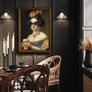 Op de afbeelding: Een ingelijst portret van een vrouw in een blauwe en gouden jurk, een parelketting en een grote blauwe zonnebril. Ze houdt een koffiebeker in haar rechterhand. Het schilderij is geplaatst tegen een donker houten achtergrond.