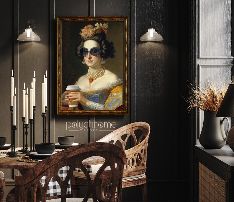 Op de afbeelding: Een ingelijst portret van een vrouw in een blauwe en gouden jurk, een parelketting en een grote blauwe zonnebril. Ze houdt een koffiebeker in haar rechterhand. Het schilderij is geplaatst tegen een donker houten achtergrond.
