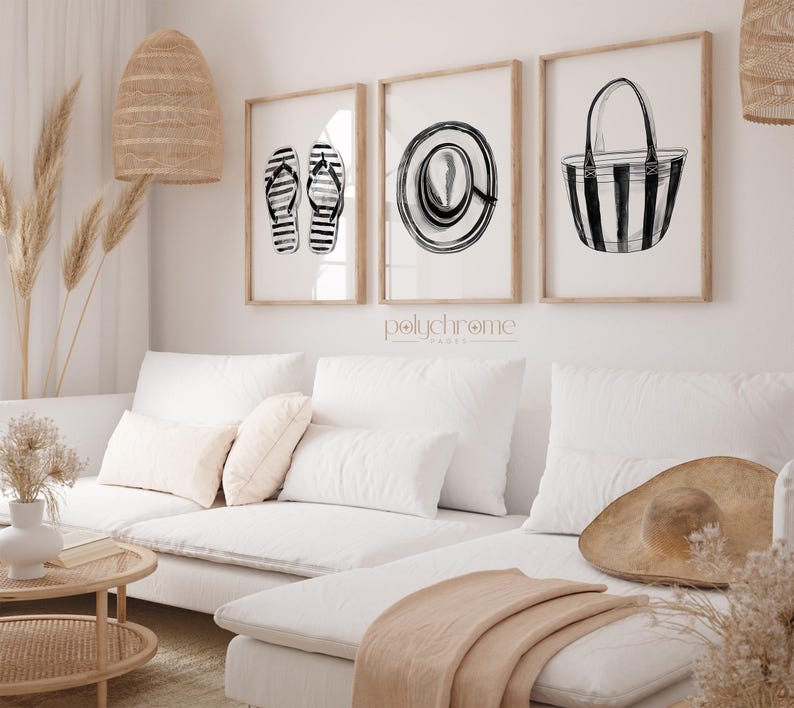Puede incluir: Tres ilustraciones en blanco y negro en marcos sobre una pared blanca. Las ilustraciones son de un par de chanclas, un sombrero de sol y una bolsa de playa a rayas.