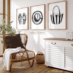 Puede incluir: Tres ilustraciones en blanco y negro de accesorios de verano: un par de chanclas, un sombrero de sol y una bolsa de mano a rayas. Las ilustraciones est&aacute;n enmarcadas y colgadas en una pared blanca. La pared est&aacute; en una habitaci&oacute;n con una silla de mimbre, un armario blanco y una planta en maceta.