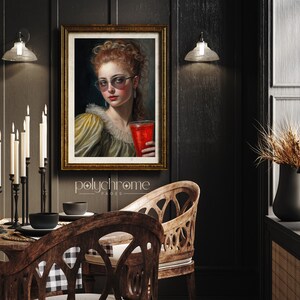 Pu&ograve; includere: Un dipinto incorniciato di una donna con i capelli rossi che indossa occhiali da sole e un vestito giallo e verde, tenendo un bicchiere di liquido rosso. Il dipinto &egrave; appeso a una parete scura con una tovaglia a scacchi bianco e nero e sedie di legno in primo piano.