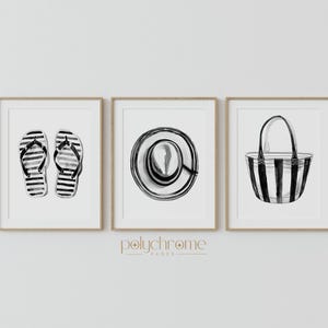 Puede incluir: Tres ilustraciones en blanco y negro en marcos. La primera ilustraci&oacute;n muestra un par de chanclas rayadas en blanco y negro. La segunda ilustraci&oacute;n muestra un sombrero de sol rayado en blanco y negro. La tercera ilustraci&oacute;n muestra una bolsa de mano rayada en blanco y negro.