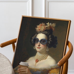 Op de afbeelding: Een ingelijst schilderij van een vrouw in een blauwe en gouden jurk, met een parelketting en grote blauwe zonnebril. Ze houdt een wegwerp koffiebeker in haar rechterhand. Het schilderij heeft een vintage uitstraling en is geplaatst tegen een donkere achtergrond.