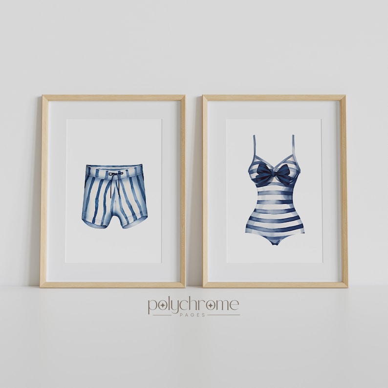 Pode incluir: Duas impress&otilde;es emolduradas de ilustra&ccedil;&otilde;es de aquarela de roupas de banho listradas. A impress&atilde;o &agrave; esquerda mostra uma sunga listrada azul e branca. A impress&atilde;o &agrave; direita mostra um mai&ocirc; listrado azul e branco com um la&ccedil;o.