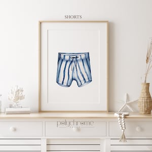 Pode incluir: Uma ilustra&ccedil;&atilde;o em aquarela de cal&ccedil;&otilde;es de banho listrados azul e branco. Os cal&ccedil;&otilde;es t&ecirc;m um cord&atilde;o de ajuste preto e est&atilde;o sobre um fundo branco.