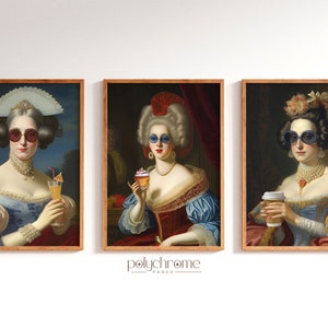 Pu&ograve; includere: Tre dipinti incorniciati di donne in abiti vintage che indossano occhiali da sole. Le donne tengono un cocktail, un cupcake e una tazza di caff&egrave;.