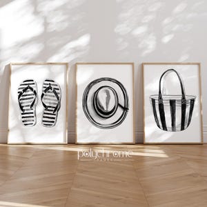 Puede incluir: Tres ilustraciones en blanco y negro en marcos. La primera ilustraci&oacute;n muestra un par de chanclas blancas y negras. La segunda ilustraci&oacute;n muestra un sombrero blanco y negro. La tercera ilustraci&oacute;n muestra una bolsa de mano a rayas blancas y negras.