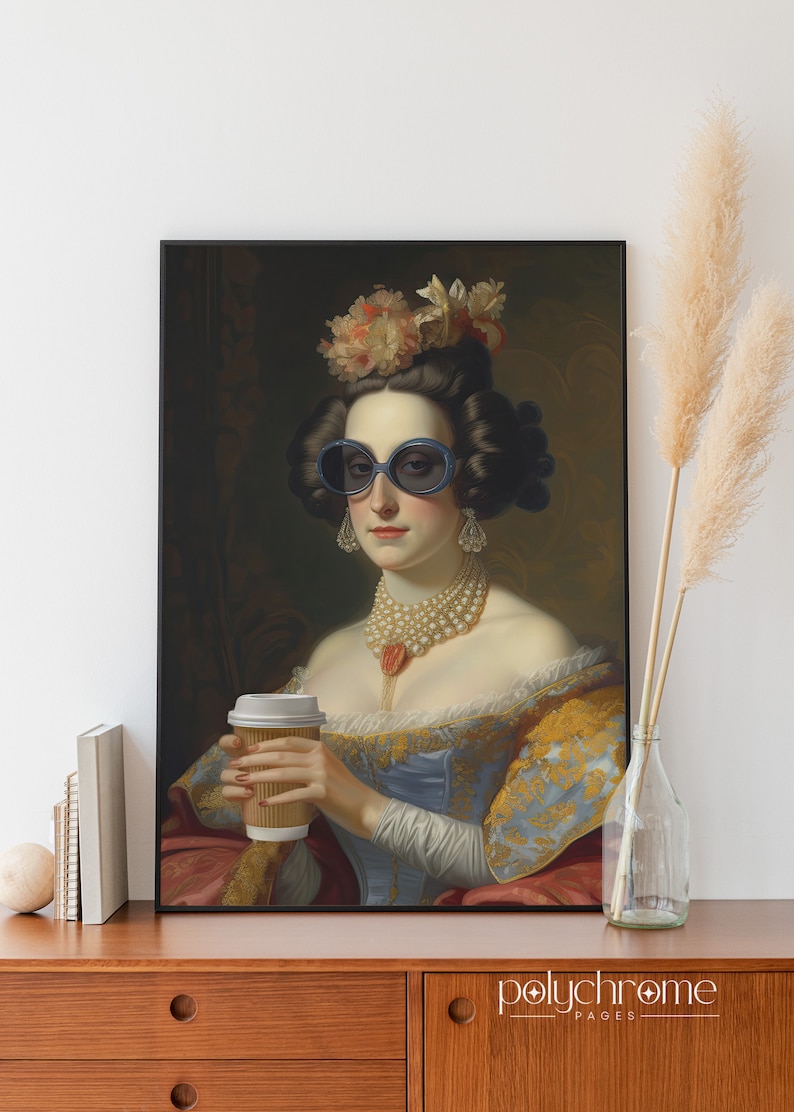 Op de afbeelding: Een schilderij van een vrouw in een blauwe en gouden jurk en een grote zonnebril, die een bruine papieren beker vasthoudt. Ze draagt een parelketting en oorbellen. Het schilderij is in zwart ingelijst.