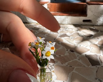 Narcisos para casa de muñecas en jarrón de cristal, escala 1/12