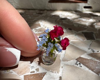 Rosas y nomeolvides para casa de muñecas en jarrón de cristal, escala 1/12